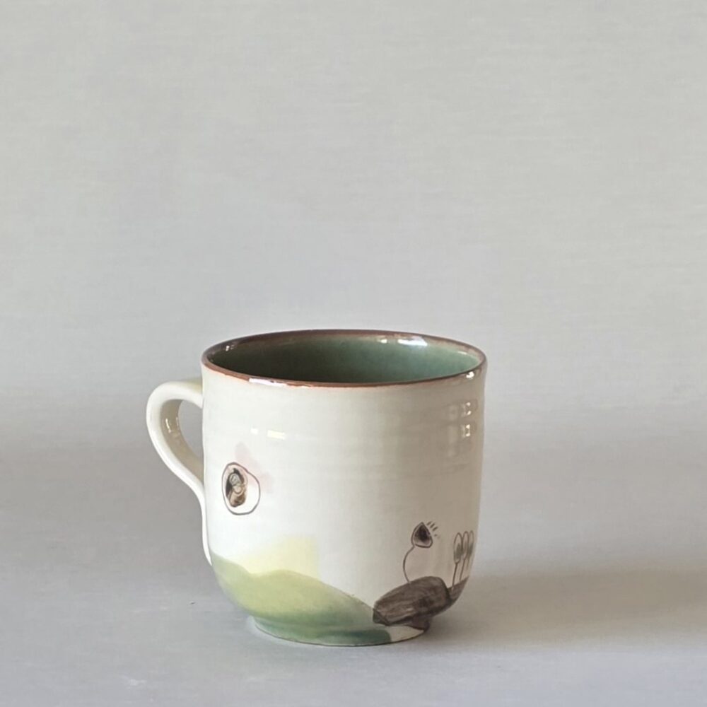 Handdrejad mugg Lindeberget med penseldekor