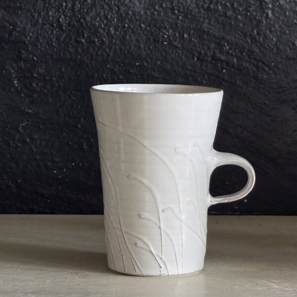 Vit handdrejad mugg, rak modell, med reliefdekor